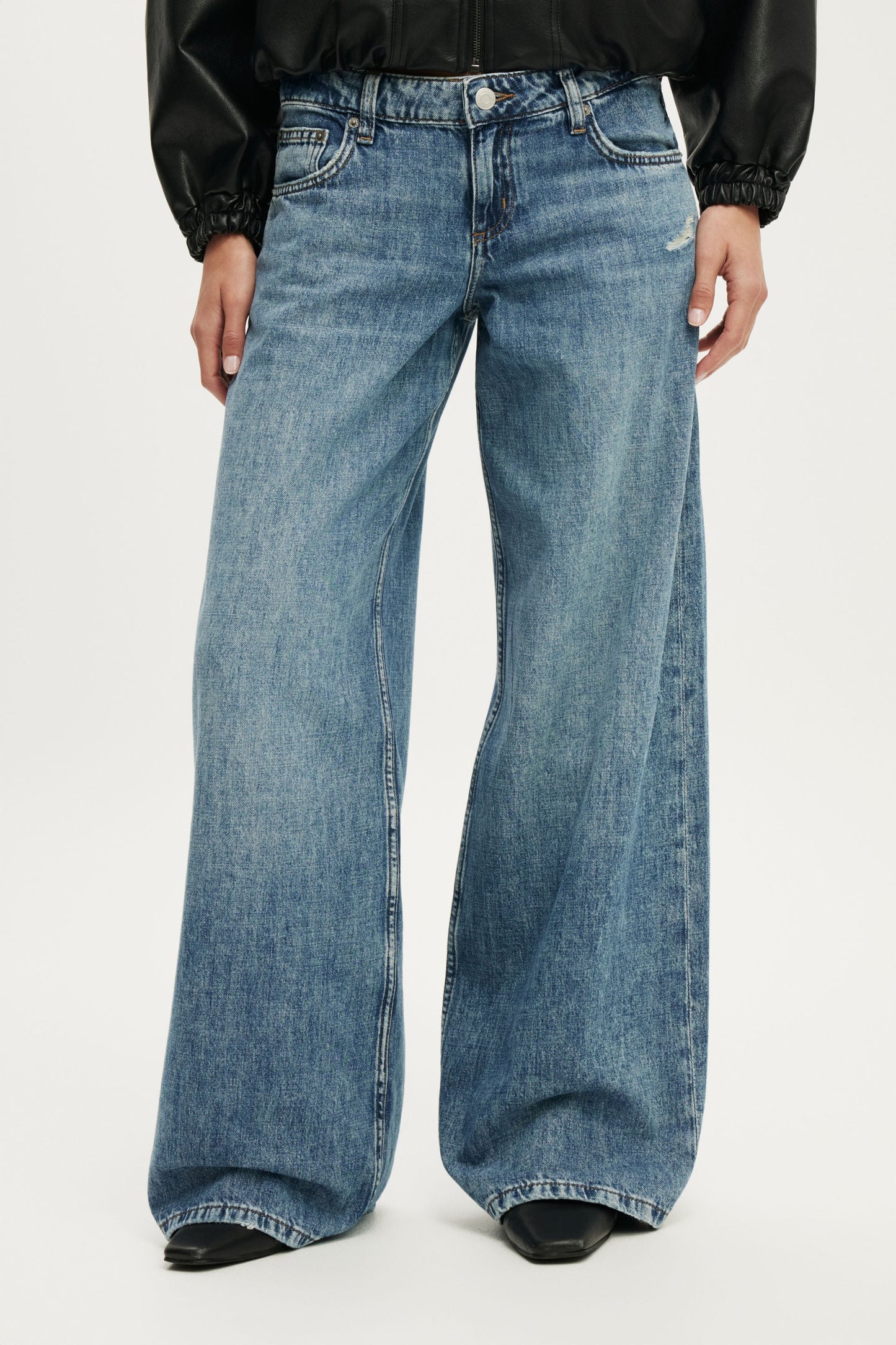 Low Rise Wide Jean