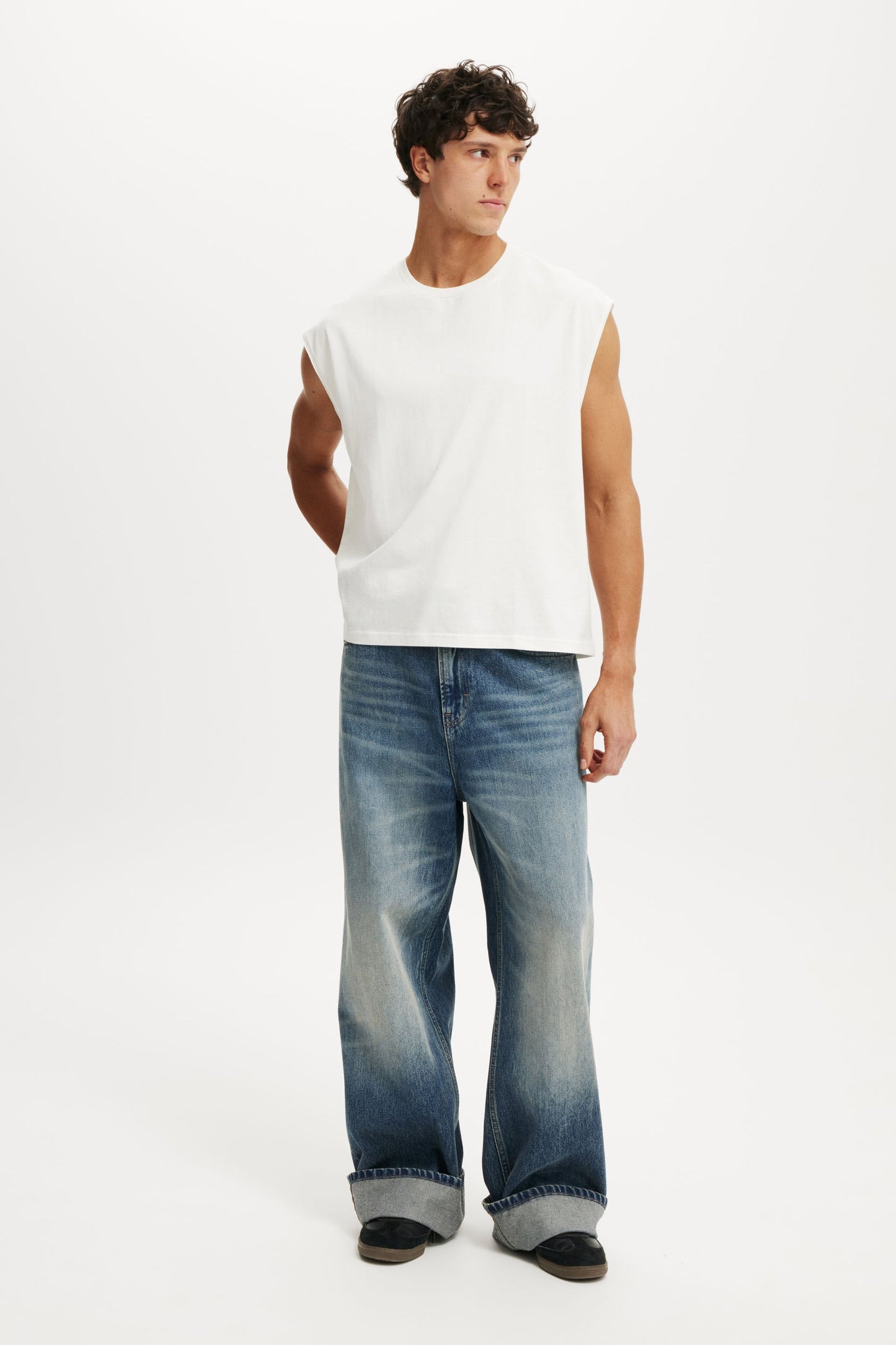 Cropped Fit Muscle