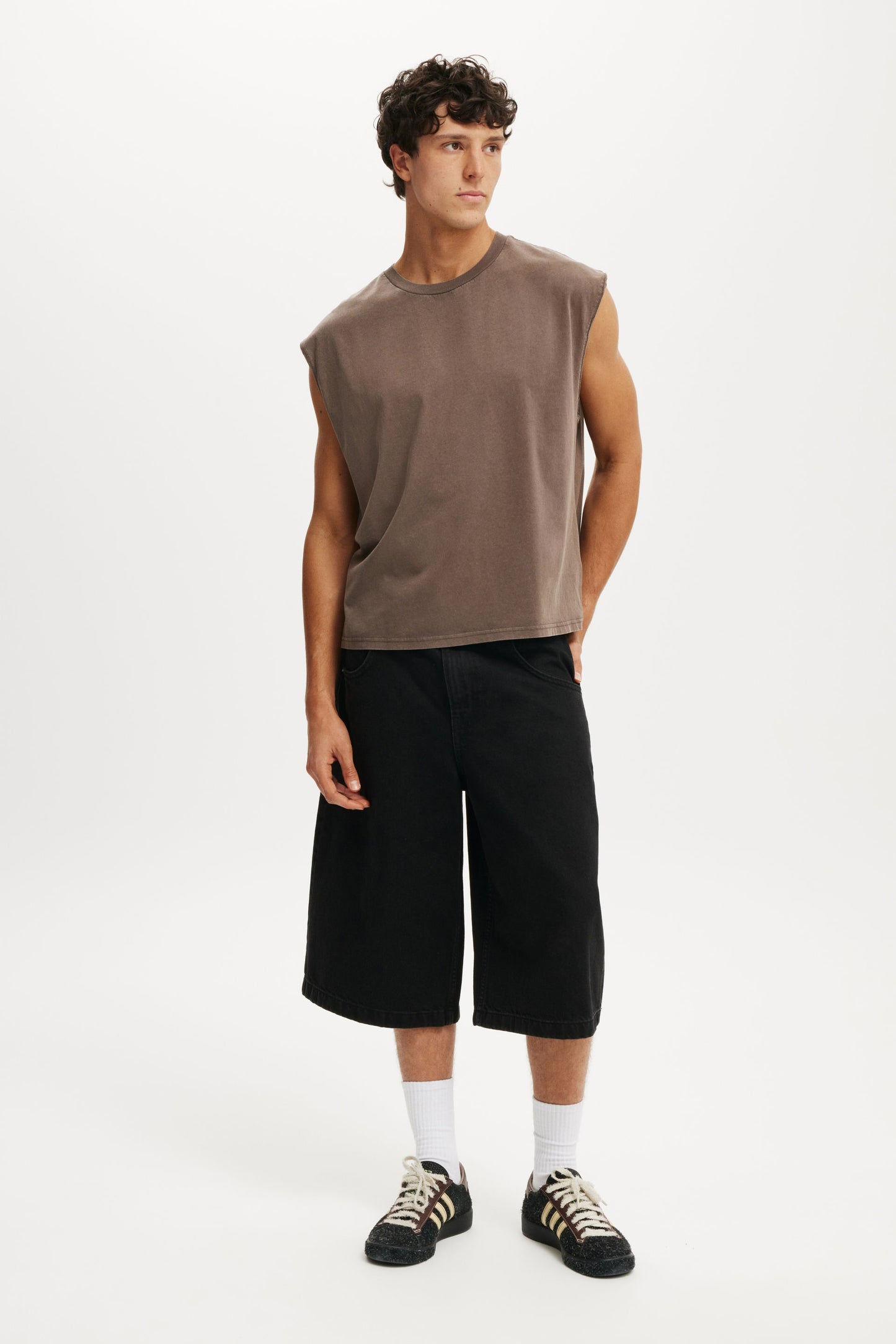 Cropped Fit Muscle