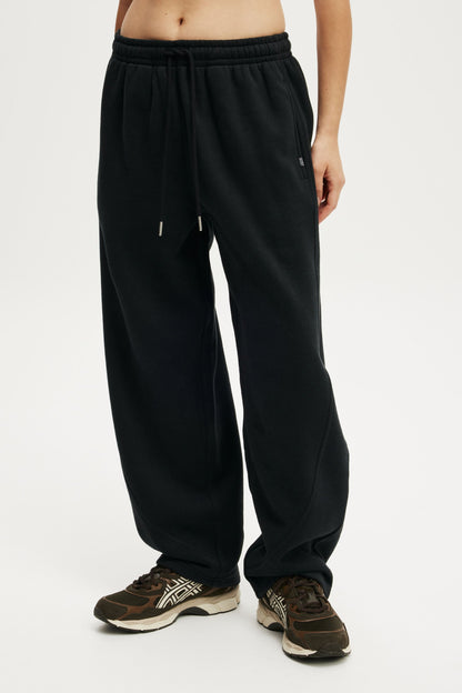 Plush Essential Barrel Sweatpant